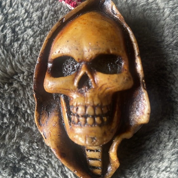 Gothic Skull Keychain Molded Carved Resin & Beading - Picture 6 of 6